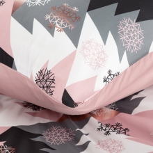 KOMPLET POŚCIELI ŚWIATECZNEJ AURA 140 X 200 CM RÓŻOWY KOMPLET POŚCIELI ŚWIATECZNEJ AURA 140 X 200 CM RÓŻOWY